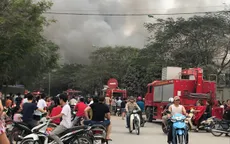 Lửa bùng cháy dữ dội ở chợ Quang (Thanh Liệt, Hà Nội)