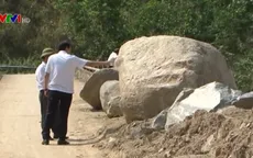 Ngổn ngang đất đá sau lũ, người dân vùng cao Quảng Ngãi đối mặt hiểm nguy