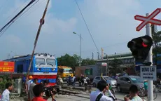 Ô tô chết máy ngay đường ray, tài xế thoát nạn trong gang tấc