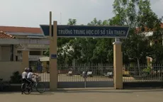 Tạm đình chỉ học tập học sinh bóp cổ cô giáo ở Bến Tre