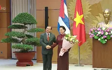 Chủ tịch Quốc hội nhận huân chương đoàn kết của Cuba