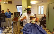 CLIP Bịt mắt... vẫn cắt tóc thoăn thoắt
