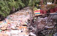 Rác thải ngập ngụa kênh thoát nước của sân bay Tân Sơn Nhất