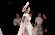HH Hoàng Dung nổi bật với vị trí vedette trong đêm trình diễn áo dài của NTK Bảo Bảo