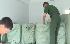 Bắt giữ hàng chục tấn quần áo cũ nhập lậu