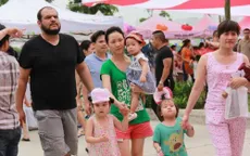 Những lưu ý khi đưa trẻ đi chơi cùng gia đình vào các dịp lễ