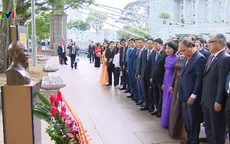 Thủ tướng dâng hoa tưởng nhớ Chủ tịch Hồ Chí Minh