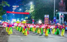 Du khách, người dân Quảng Ninh tưng bừng xuống phố đón lễ diễu hành Carnaval