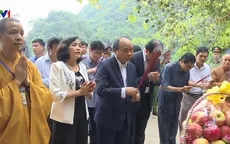 Thủ tướng dâng hương và trồng cây lưu niệm tại Tràng An