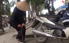 Cụ bà 90 tuổi vá xe nhanh thoăn thoắt trên phố Hà Nội