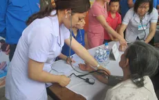 Khám, cấp phát thuốc miễn phí cho người già và trẻ nhỏ Hương Sơn (Hà Tĩnh)