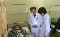 Bác sỹ bị người nhà bệnh nhân đánh tới tấp vào mặt, đầu