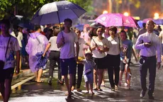 Người dân đội mưa dự lễ khai mạc phố đi bộ Trịnh Công Sơn
