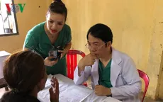 Bác sĩ Việt kiều khám và phát thuốc miễn phí cho người nghèo Campuchia