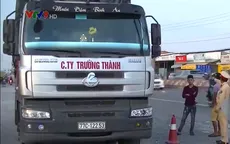 Tiền Giang: Đi vào đường cấm, tài xế cố thủ trên xe