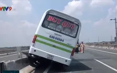 Long An: Xe khách leo dải phân cách trên cao tốc, hành khách đập vỡ kính thoát thân