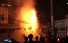 Nổ bình điện trước cửa hàng hóa chất tại TP.HCM