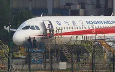 Máy bay vỡ kính, cơ phó Trung Quốc bị hút nửa người ra ngoài