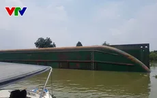 Yêu cầu sớm khởi tố vụ lật sà lan chở cát trên sông Đồng Nai