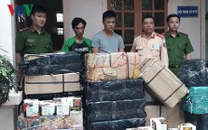 Khám xe tải phát hiện hơn 600kg pháo các loại