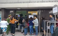 Vụ “cò” visa bán chỗ xếp hàng: Công an TP.HCM sẽ xử lý nghiêm nếu có sai phạm