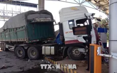 Liên tiếp xảy ra các vụ xe tải đâm vào trạm BOT