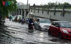 Mưa lớn gây ngập nhiều tuyến đường ở TP.HCM