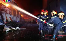 Lửa vẫn cháy âm ỉ trong nhà xưởng tại KCN Vĩnh Lộc, TP.HCM