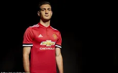 Vừa ký xong hợp đồng, tân binh của Man Utd đã phải chống nạng