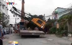 Xe cẩu rơi khỏi xe đầu kéo, đập vào 2 nhà dân