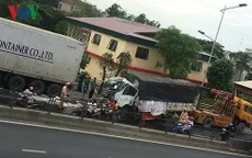 Tông vào đuôi container, phụ xe tải tử vong trong cabin