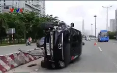 Bị xe bus "cắt đầu", ô tô 7 chỗ lật nhào trên xa lộ Hà Nội