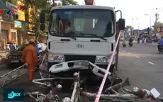 Xe tải cày nát hàng loạt dải phân cách, người đi đường vứt xe tháo chạy