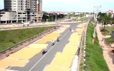 Hà Nội: Mặt đường thành… sân phơi thóc
