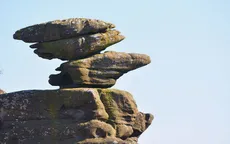 Tảng đá cân bằng tồn tại suốt 320 triệu năm bất ngờ bị nhóm du khách hủy hoại