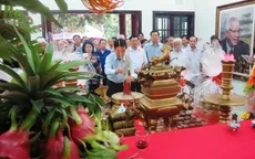 Dâng hương tưởng niệm cố Thủ tướng Võ Văn Kiệt