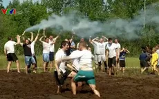 Thú vị đá bóng trong... bùn
