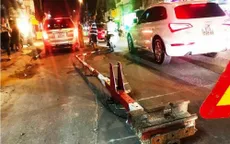 Cố tình vượt đèn, ô tô húc văng thanh gác chắn tàu hỏa