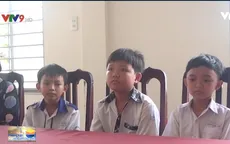 Đồng Tháp: 3 học sinh nhặt được tiền rơi đem nộp công an