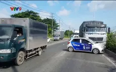 TP.HCM: Va chạm với xe tải, ô tô 4 chỗ bị đẩy đi hơn 20m