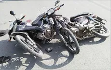 Hai xe máy đâm nhau dính chặt giữa giao lộ, 2 người nhập viện