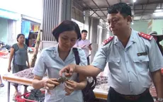 Thanh Hóa: Phát hiện 2 cơ sở kinh doanh hải sản có bơm tạp chất vào tôm