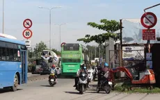 Tràn lan tình trạng đi ngược chiều trên Quốc lộ 1A, TP.HCM