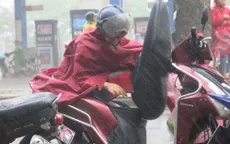Phụ huynh đội mưa tầm tã ngóng chờ con thi THPT Quốc gia