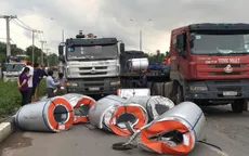 Hàng chục tấn tôn rơi xuống đường, nhiều người may mắn thoát nạn