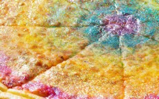 Độc đáo bánh pizza 7 sắc cầu vồng