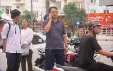 Xúc động hình ảnh phụ huynh chờ con những ngày thi THPT Quốc gia 2018