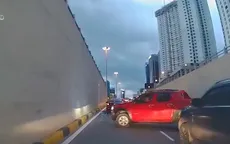 Xe bán tải luồn lách gây nguy hiểm trên đường phố Hà Nội