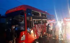 Xe khách tông nhau, hàng chục hành khách thoát chết