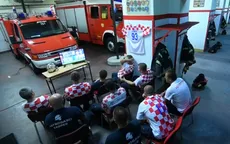 Lính cứu hỏa Croatia xem bóng đá không quên nhiệm vụ